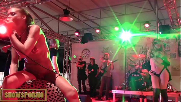 Shows Porno – Lesbians licking and live music