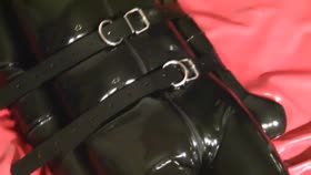Latex Porn – Superb Latex Footjob from Domme